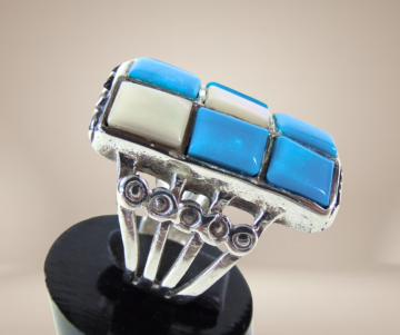 Grote rechthoekige navajo ring cobble stone turquoise parelmoer beige achtergrond 3