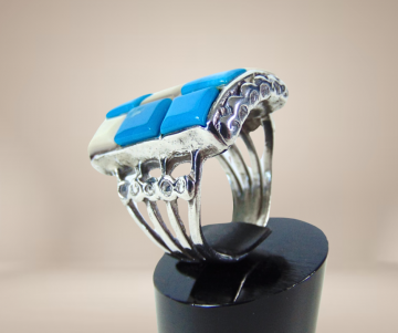 Grote rechthoekige navajo ring cobble stone turquoise parelmoer beige achtergrond 4