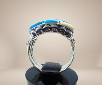Grote rechthoekige navajo ring cobble stone turquoise parelmoer beige achtergrond 5