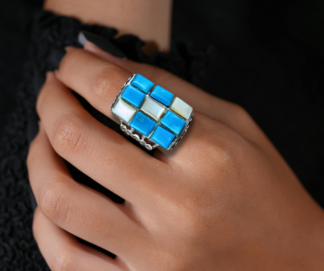 Grote rechthoekige navajo ring cobble stone turquoise parelmoer op hand