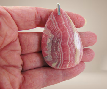 Grote rhodochrosiet druppel hanger beige achtergrond 3