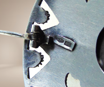 Grote ronde filigrain arabische broche beige achtergrond