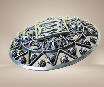 Grote ronde filigrain arabische broche beige achtergrond 1