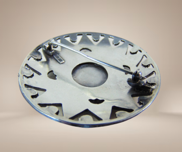 Grote ronde filigrain arabische broche beige achtergrond 2