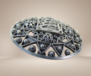 Grote ronde filigrain arabische broche beige achtergrond 3