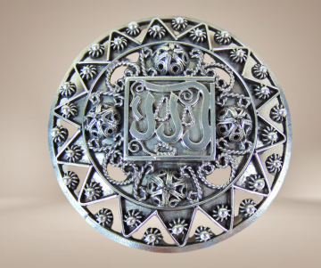 Grote ronde filigrain arabische broche beige achtergrond 4