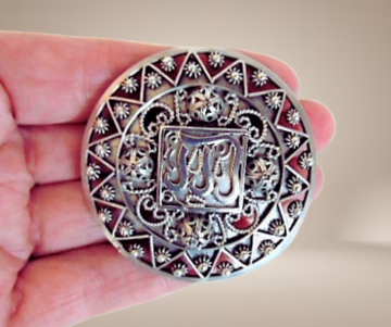 Grote ronde filigrain arabische broche beige achtergrond 5