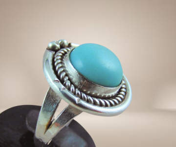 Grote ronde na navajo zilveren 3 parels boven ronde turquoise cabochon beige achtergrond