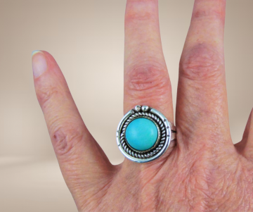 Grote ronde na navajo zilveren 3 parels boven ronde turquoise cabochon beige achtergrond 1