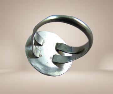 Grote ronde na navajo zilveren 3 parels boven ronde turquoise cabochon beige achtergrond 2