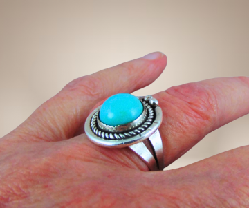 Grote ronde na navajo zilveren 3 parels boven ronde turquoise cabochon beige achtergrond 3