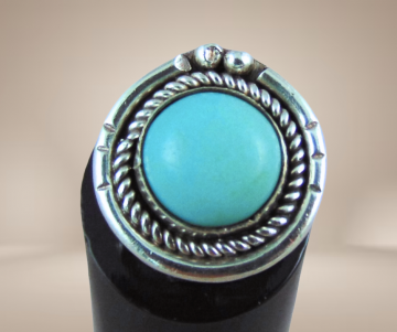 Grote ronde na navajo zilveren 3 parels boven ronde turquoise cabochon beige achtergrond 4