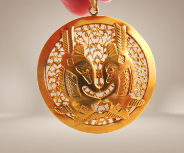 Grote ronde opengewerkte verguld chiwara bambara mail hanger antilopen beige achtergrond 1