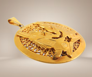 Grote ronde opengewerkte verguld chiwara bambara mail hanger antilopen beige achtergrond 2