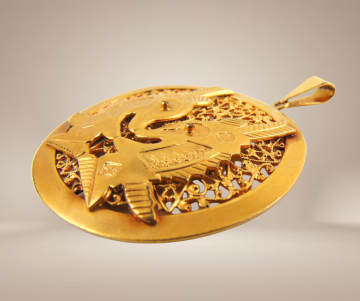 Grote ronde opengewerkte verguld chiwara bambara mail hanger antilopen beige achtergrond 3