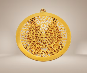 Grote ronde opengewerkte verguld chiwara bambara mail hanger antilopen beige achtergrond 4