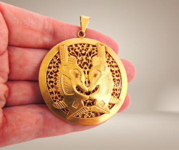 Grote ronde opengewerkte verguld chiwara bambara mail hanger antilopen beige achtergrond 5