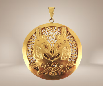 Grote ronde opengewerkte verguld chiwara bambara mail hanger antilopen beige achtergrond