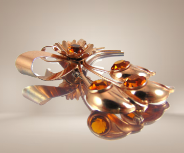 Grote sterling vermeil broche bloemen amber strass beige achtergrond 3