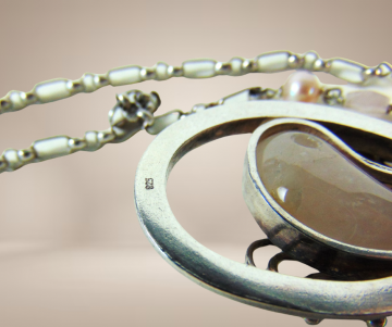 Grote supermooie zware modernistische zilver roze kwarts parel hanger ketting beige achtergrond 1