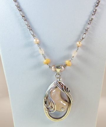 Grote supermooie zware modernistische zilver roze kwarts parel hanger ketting beige achtergrond 2