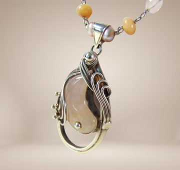 Grote supermooie zware modernistische zilver roze kwarts parel hanger ketting beige achtergrond 3