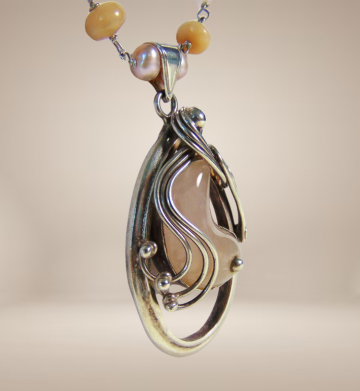 Grote supermooie zware modernistische zilver roze kwarts parel hanger ketting beige achtergrond 4