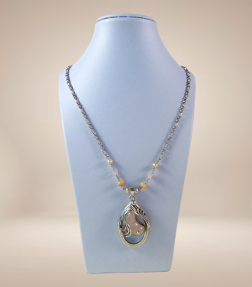 Grote supermooie zware modernistische zilver roze kwarts parel hanger ketting beige achtergrond 6