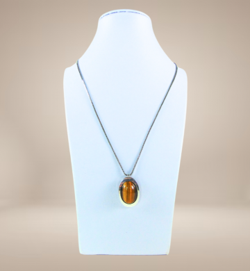 Grote teka theodor klotz modernist zilver tijgeroog hanger ketting beige achtergrond 3