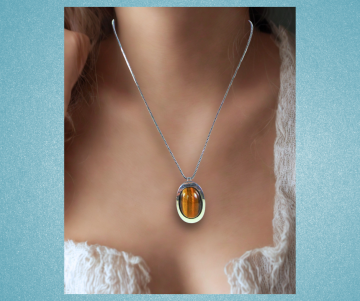 Grote teka theodor klotz modernist zilver tijgeroog hanger op dame