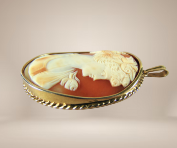 Grote vergulde camee rood wit geel beige achtergrond 1