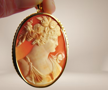 Grote vergulde camee rood wit geel beige achtergrond 2