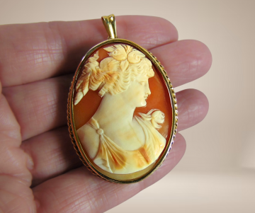 Grote vergulde camee rood wit geel beige achtergrond 4