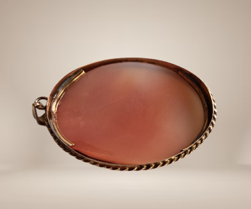 Grote vergulde camee rood wit geel beige achtergrond 7