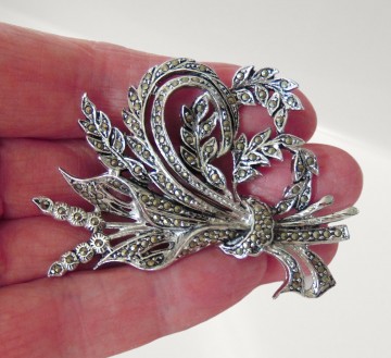 Grote verzilverde markasiet bloem broche pr 2