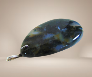 Grote vintage mosagaat hanger zilveren art deco oog beige achtergrond