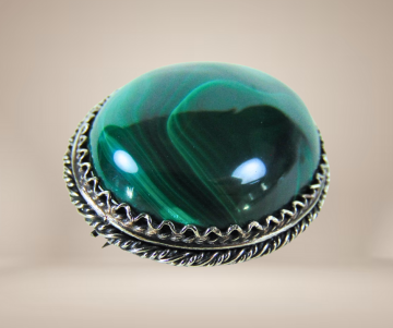 Grote zilver malachiet broche beige achtergrond