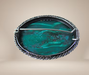 Grote zilver malachiet broche beige achtergrond 1