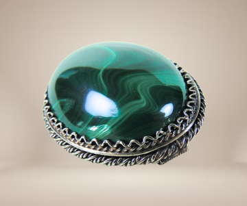 Grote zilver malachiet broche beige achtergrond 2