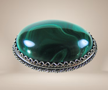 Grote zilver malachiet broche beige achtergrond 3