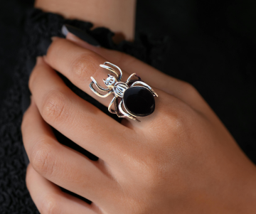 Grote zilver onyx spin ring op hand
