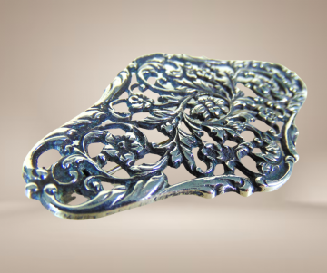 Grote zilveren antieke florale afgeronde ruit broche bloemen beige achtergrond 1