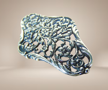 Grote zilveren antieke florale afgeronde ruit broche bloemen beige achtergrond 2