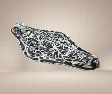 Grote zilveren antieke florale afgeronde ruit broche bloemen beige achtergrond 3