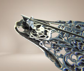 Grote zilveren antieke florale afgeronde ruit broche bloemen beige achtergrond 5