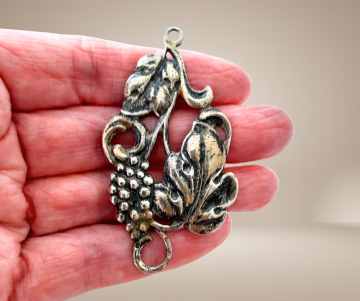 Grote zilveren art nouveau antieke druiventros blad hanger verguld beige achtergrond