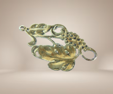 Grote zilveren art nouveau antieke druiventros blad hanger verguld beige achtergrond 1