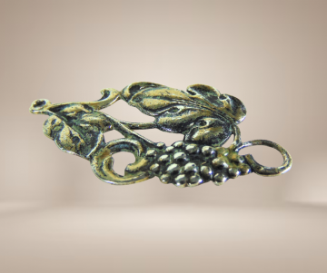 Grote zilveren art nouveau antieke druiventros blad hanger verguld beige achtergrond 2