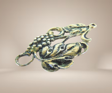 Grote zilveren art nouveau antieke druiventros blad hanger verguld beige achtergrond 3