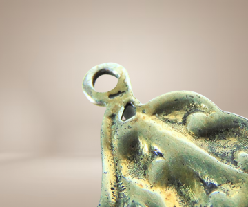 Grote zilveren art nouveau antieke druiventros blad hanger verguld beige achtergrond 5